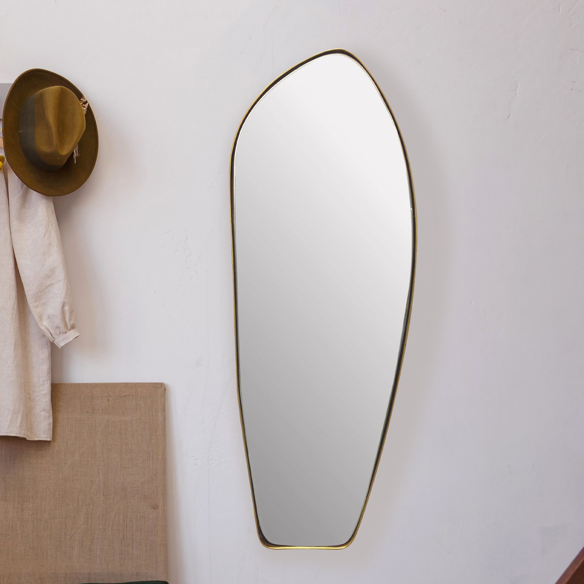Asymmetrischer Wandspiegel | Metallrahmen Gold | 33x90 cm